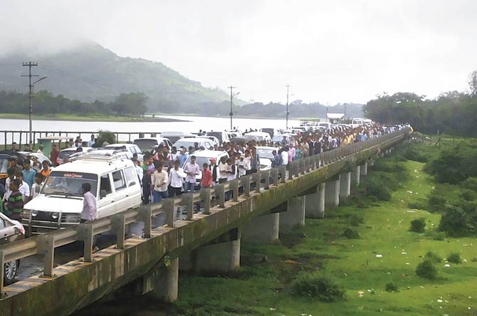A crowd of cars and people at Bhushi dam. A team of 20 cops usually mans this area
