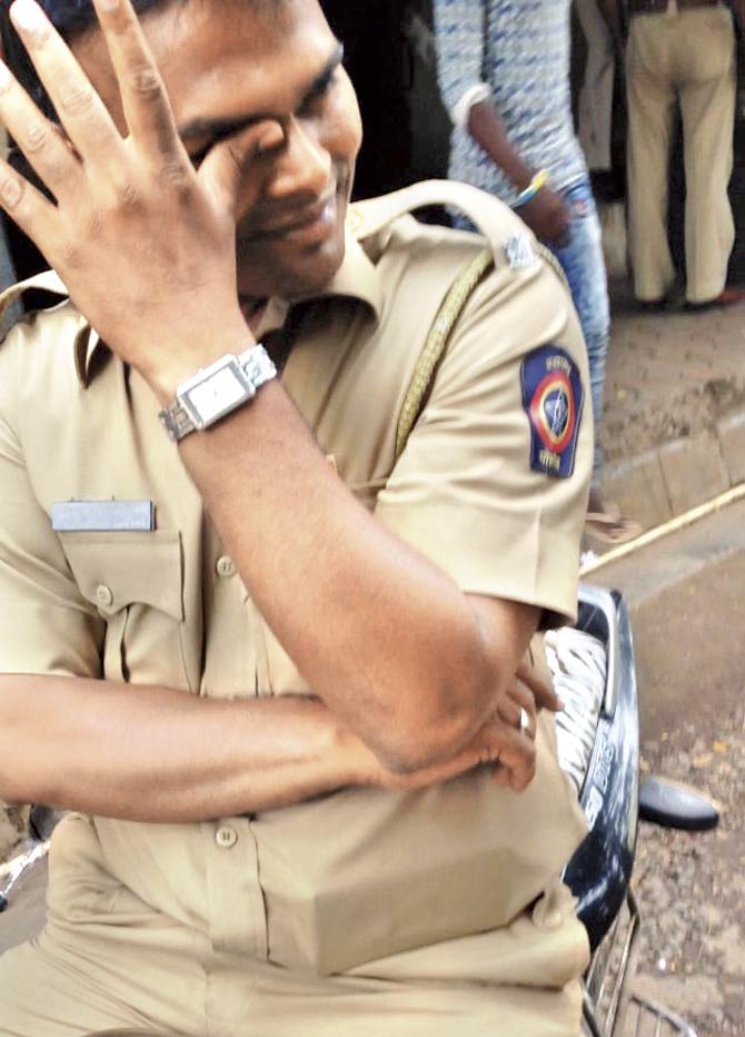 Constable Deepak Kharatmal has pledged to solve the case all by himself. Kharatmal claimed he has already started probing the case and would catch the culprit at the earliest