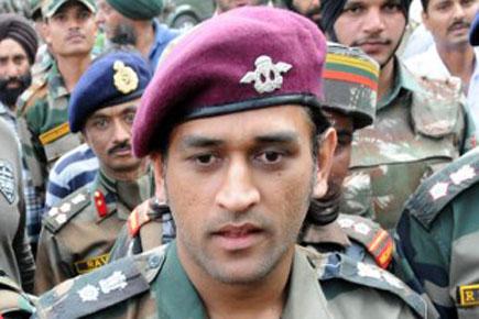 Video: Dhoni jumps from 1250 feet, with a parachute, for his 1st para jump