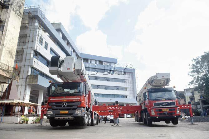 The new vehicle with the fire brigade’s tallest ladder and the one that held the record before. When the ladders reach their peak, they seem to be one with the sky. Pics/Atul Kamble