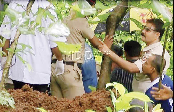 The team of police, forensic experts and local villagers started digging at the crime scene around 6 am yesterday, but met with little success until Police Patil Ganesh Dhene remembered the exact spot where the body had been buried. It was eventually recovered around noon. Pics/Datta Kumbhar