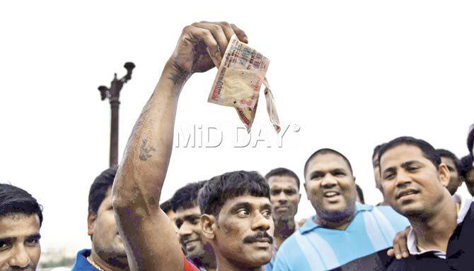 Locals fish out mystery cash floating in sea near Gateway of India