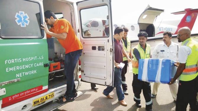 The heart being transported from an Air Deccan chartered aircraft to a waiting van of Fortis Hospital,  Mulund