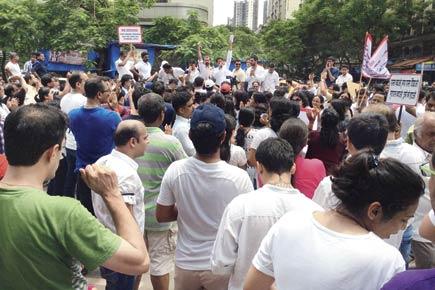 Mumbai: 2,000 Kandivli locals demand 'right to walk'