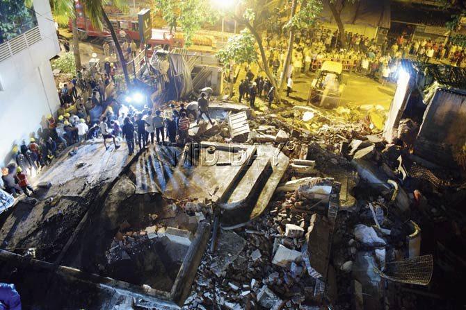 The three-storeyed Krishna Niwas located in B-Cabin area in Thane collapsed around 2.30 am yesterday. Pic/Sameer Marknde