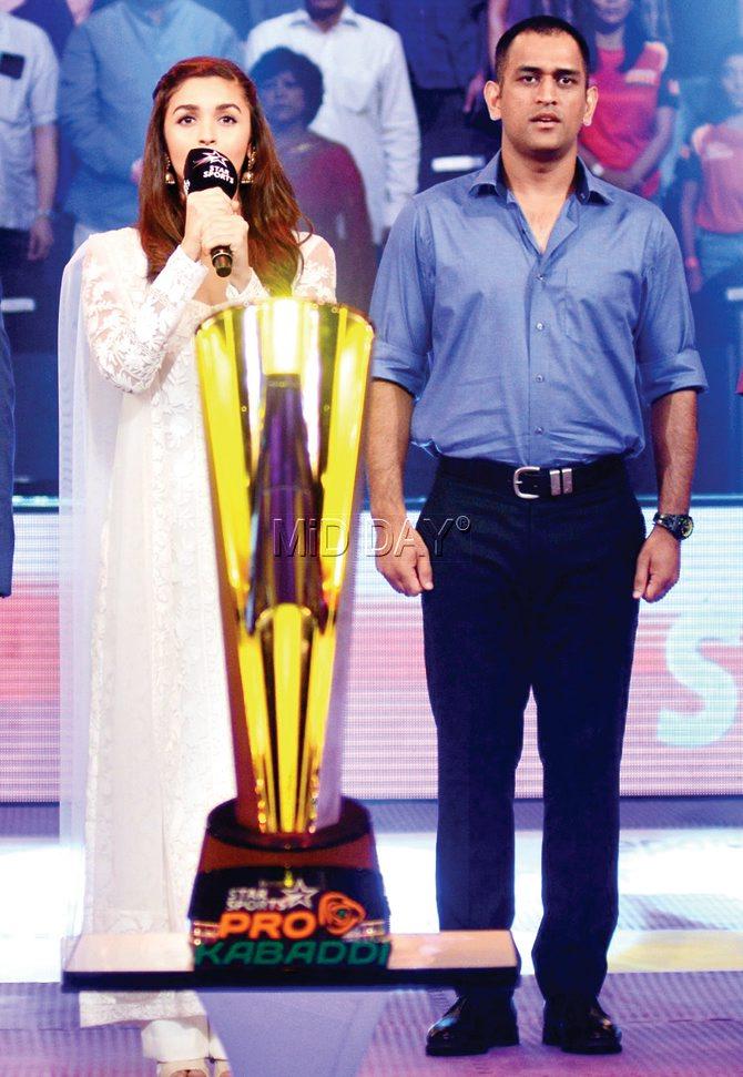 India’s limited over skipper MS Dhoni stands besides Bollywood actor Alia Bhatt as she sings the National anthem prior to the Pro Kabaddi League final  at NSCI yesterday. PIC/ATUL KAMBLE
