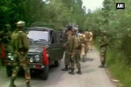 Militants attack Army convoy in Shopian