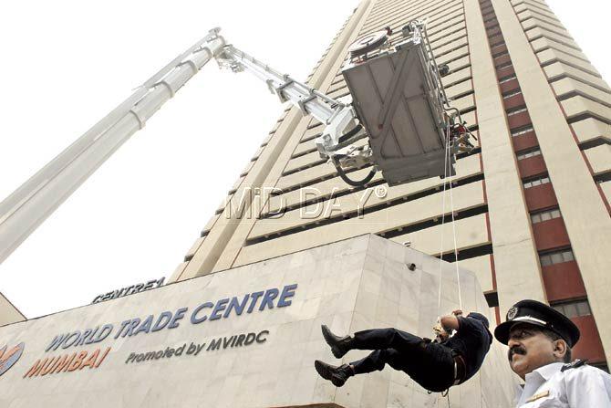 30 officials from the Mumbai Fire Brigade got to test their tallest ladder. Pic/Shadab Khan