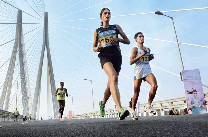 Participants in the 2015 edition of the Standard Chartered Mumbai Marathon. Pic/Sayed Sameer Abedi