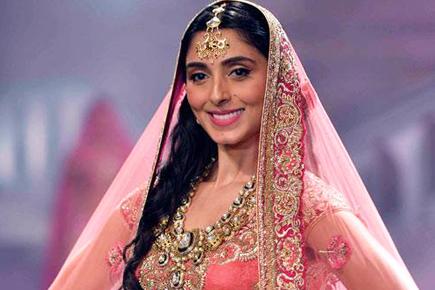 'Dancing bride' Pernia Qureshi closes IBFW for Suneet Varma