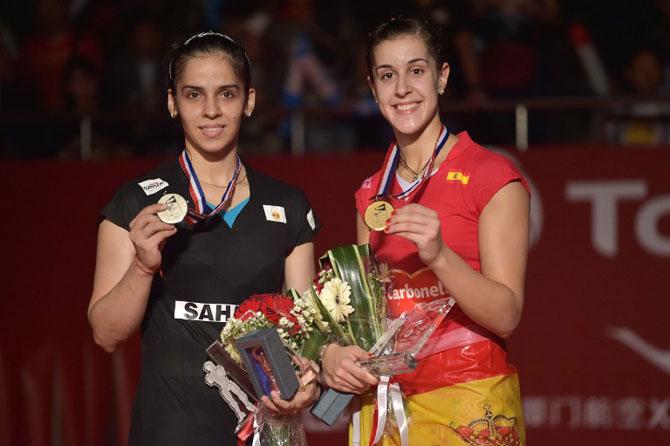 Carolina Marin of Spain (R) poses with her gold medal next to runner-up Saina Nehwal of India (L) at the awards ceremony following the women