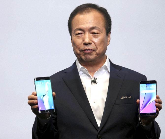 Samsung Electronics CEO presents Samsung Galaxy S6 Edge Plus, left, and the Samsung Galaxy Note 5 during a presentation. Pic/AFP
