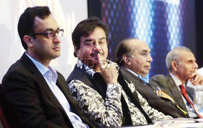 Shatrughan Sinha (second from l) at an event in Mumbai recently.  Pic/Atul Kamble