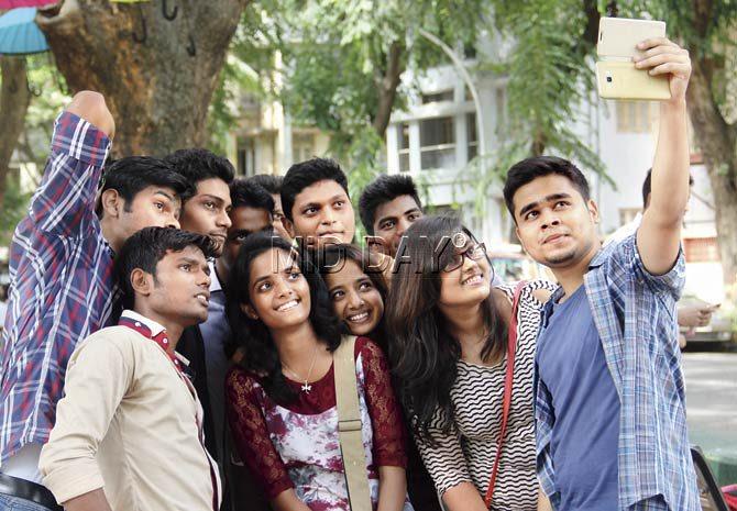A group of friends click a picture at Shivaji Park. Pic/Sharad Vegda