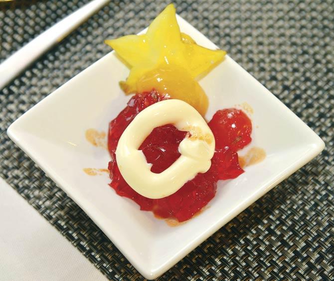 Star fruit with tomato jelly