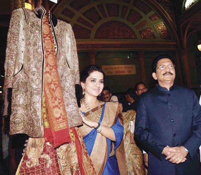 Shaina NC with Governor Ch Vidyasagar Rao at the show