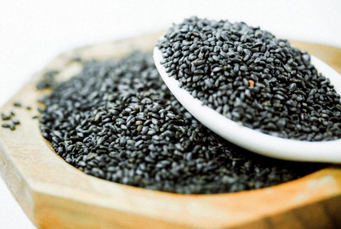 Basil seeds and chia seeds belong to the mint family. While basil have cooling properties, chia  are energy boosters