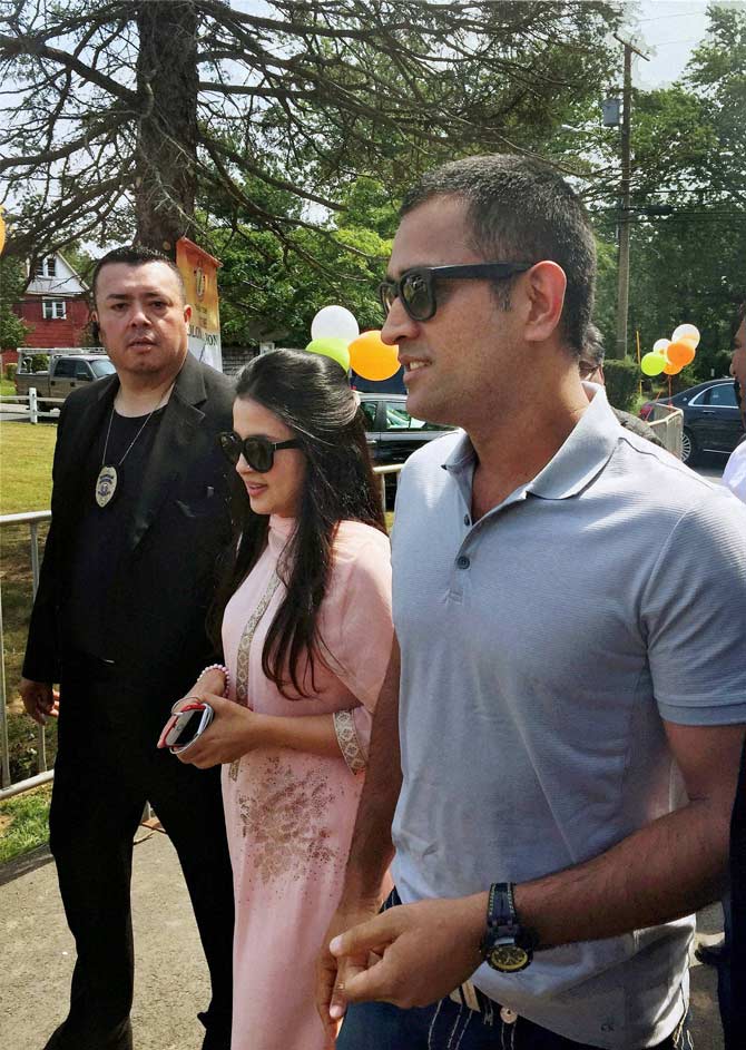 Mahendra Singh Dhoni with wife Sakshi arrives at Sidhhivinayak Temple in New Jersey