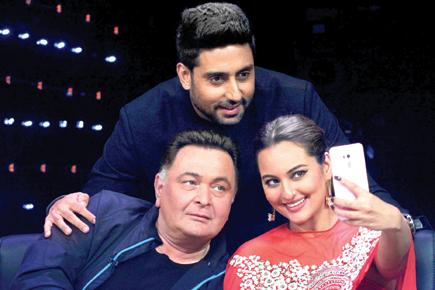 Sonakshi Sinha takes a selfie with Rishi Kapoor, Abhishek Bachchan