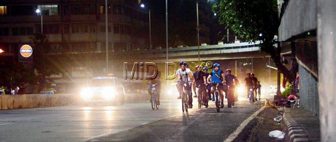 The cyclists negotiate traffic.   Pics/ Bipin Kokate