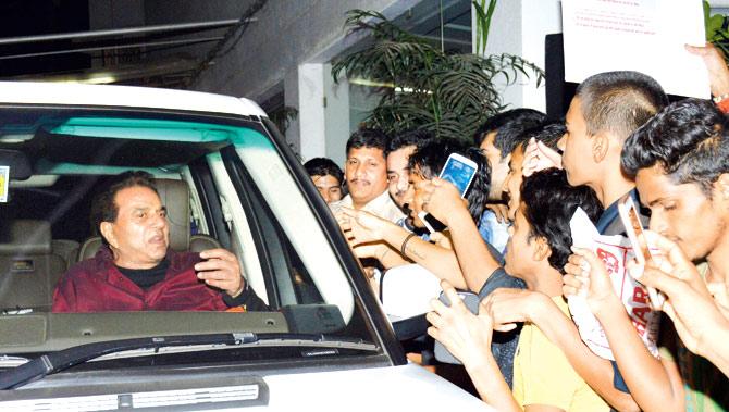 Dharmendra with his fans outside his house