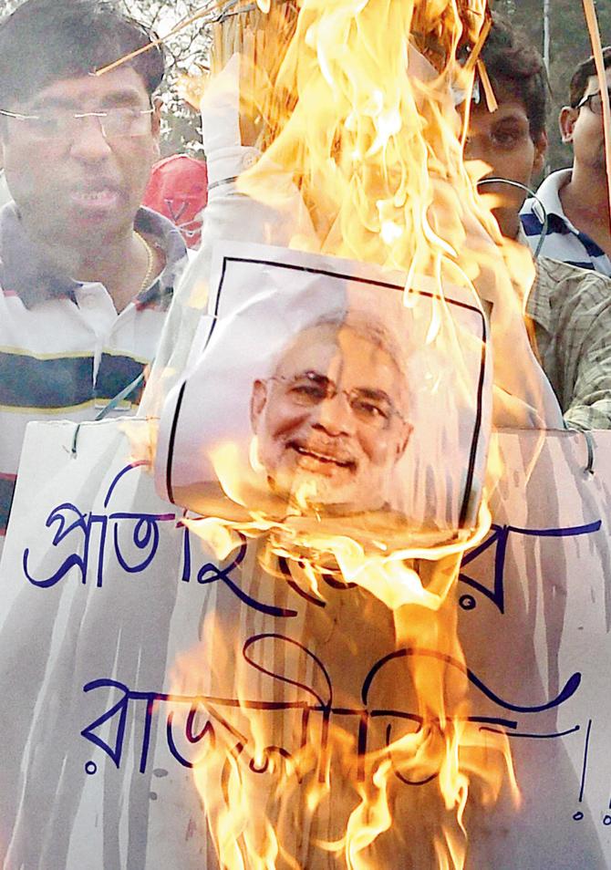 Congress workers in Kolkata burn an effigy of PM Modi during a protest against Centre regarding the National Herald case yesterday. Pic/PTI 