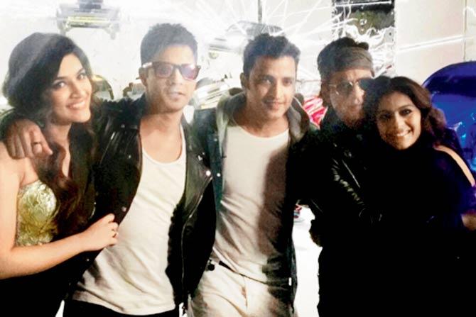 From left: Kriti Sanon, Varun Dhawan, Ganesh Hegde, Shah Rukh Khan and Kajol on the set