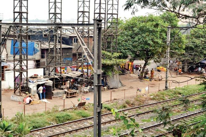 Elevated BKC-Chunabhatti road: Clear the slums first: CR to MMRDA