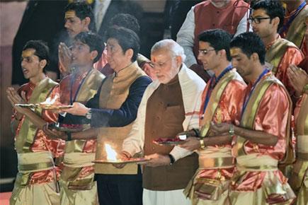 Narendra Modi, Shinzo Abe perform 'Ganga Aarti' in Varanasi