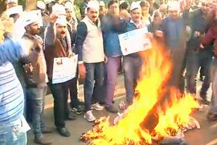 AAP protests CBI raids, holds demonstrations in Uttar Pradesh