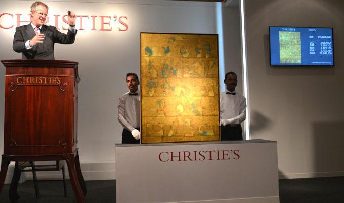 William Robinson, Auctioneer and International Head of World Art, selling Vasudeo S. Gaitonde Untitled painting for INR 29,30,25,000 ($4,416,502), in Mumbai