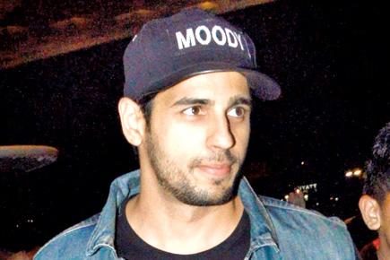 Spotted: Sidharth Malhotra and other celebs at Mumbai airport