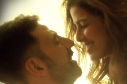 Watch! Akshay Kumar romances Nimrat Kaur in 'Airlift' song 'Soch'