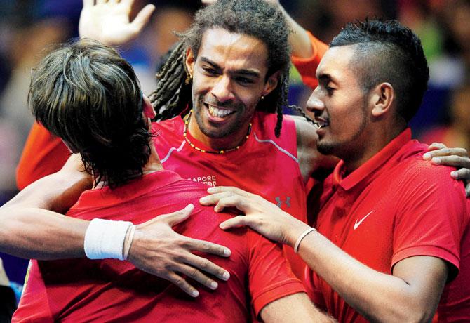 Carlos Moya (left) embraces his Singapore teammates Dustin Brown (centre) and Nick Kyrgios after defeating Fabrice Santoro. PIC/AFPCarlos Moya (left) embraces his Singapore teammates Dustin Brown (centre) and Nick Kyrgios after defeating Fabrice Santoro. PIC/AFP