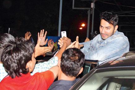 Varun Dhawan turns up at theatre to gauge crowd reaction to 'Dilwale'