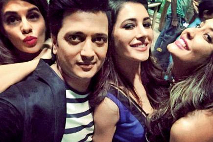 Riteish Deshmukh clicks a selfie with 'Housefull 3' divas