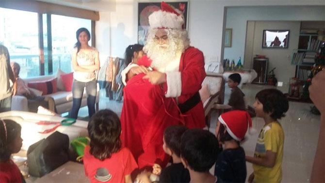 Aamir Khan turns Santa Claus for son Azad and his friends