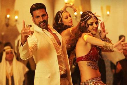 Watch Akshay Kumar shake a leg with belly dancers in 'Airlift' song