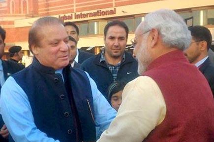 Narendra Modi arrives in Lahore for talks with Nawaz Sharif
