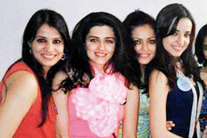 Sanaya Irani hosts a bachelorette party for her TV gal pals