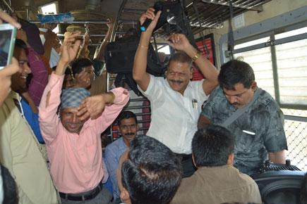 These Mumbaikars celebrated New Year's in a suburban local train