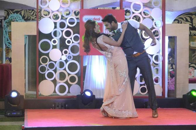 Sidharth Shukla and Mandana Karimi share a sizzling chemistry as they dance to 