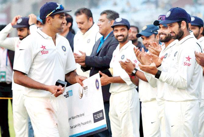 India players applaud as R Ashwin receives his fifth man-of-the-series award in Tests at Feroz Shah Kotla in New Delhi yesterday. Pic/PTI