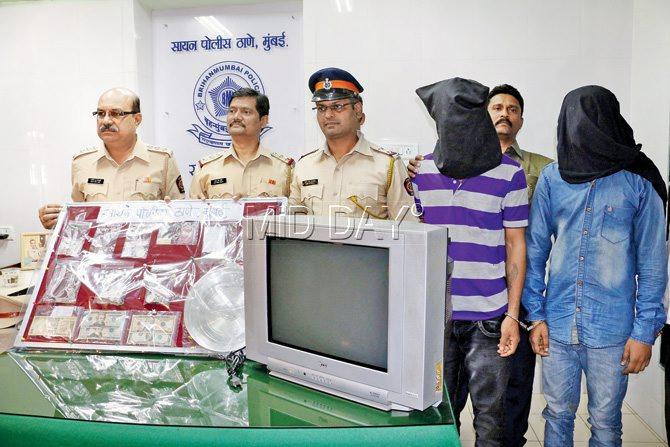 A Sion police team consisting of ACP Ashok Rupwate, Sr PI Yeshudas Gorde and PSI Mohan Jagdale (seen here from left to right) has arrested the two accused (in hoods) and recovered valuables from them. Pic/Swarali Purohit