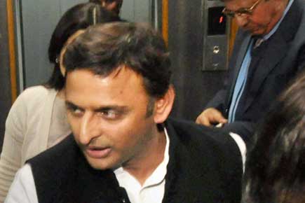UP CM Akhilesh Yadav, his wife Dimple get stuck in Assembly lift for 30 minutes