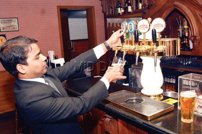 An attendant at Café Mojo shows how to use  the tap. PICS/Sayyed Sameer Abedi