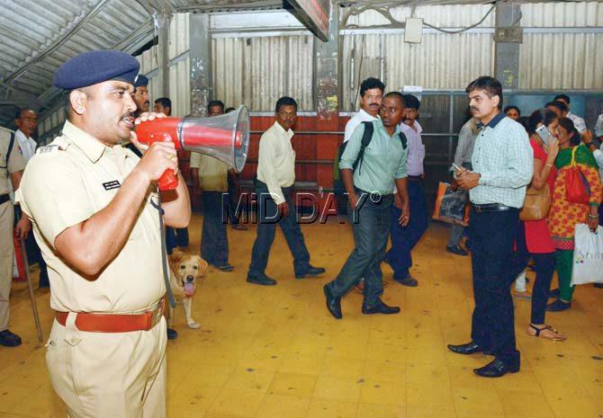 The RPF made announcements about the dangers of hanging from the doorway of a crowded, running train. Pics/Satej Shinde