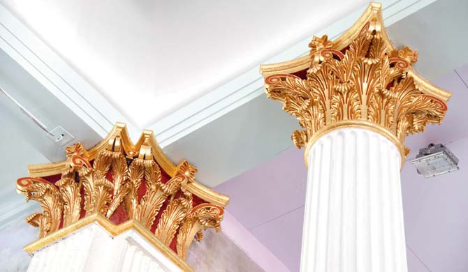 Vasai-based Sequeira Brothers were responsible for the gold gilding works on the capitals that hold the columns together. The four capitals on the altar side were treated with gold leaf work and the rest were treated with pearl gold with shading done by traditional craftsmen from Vasai