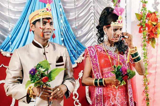 Despite losing everything to the Kandivili inferno, Kishor Mhaske took his wedding vows the next day with Kavita. Pic/Sayed Sameer Abedi