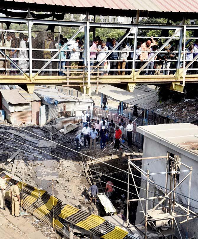 A huge crowd had gathered at the station when the authorities removed the skeleton from the spot. Pic/Atul Kamble